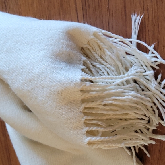 Cream blanket scarf - Picture 2 of 3